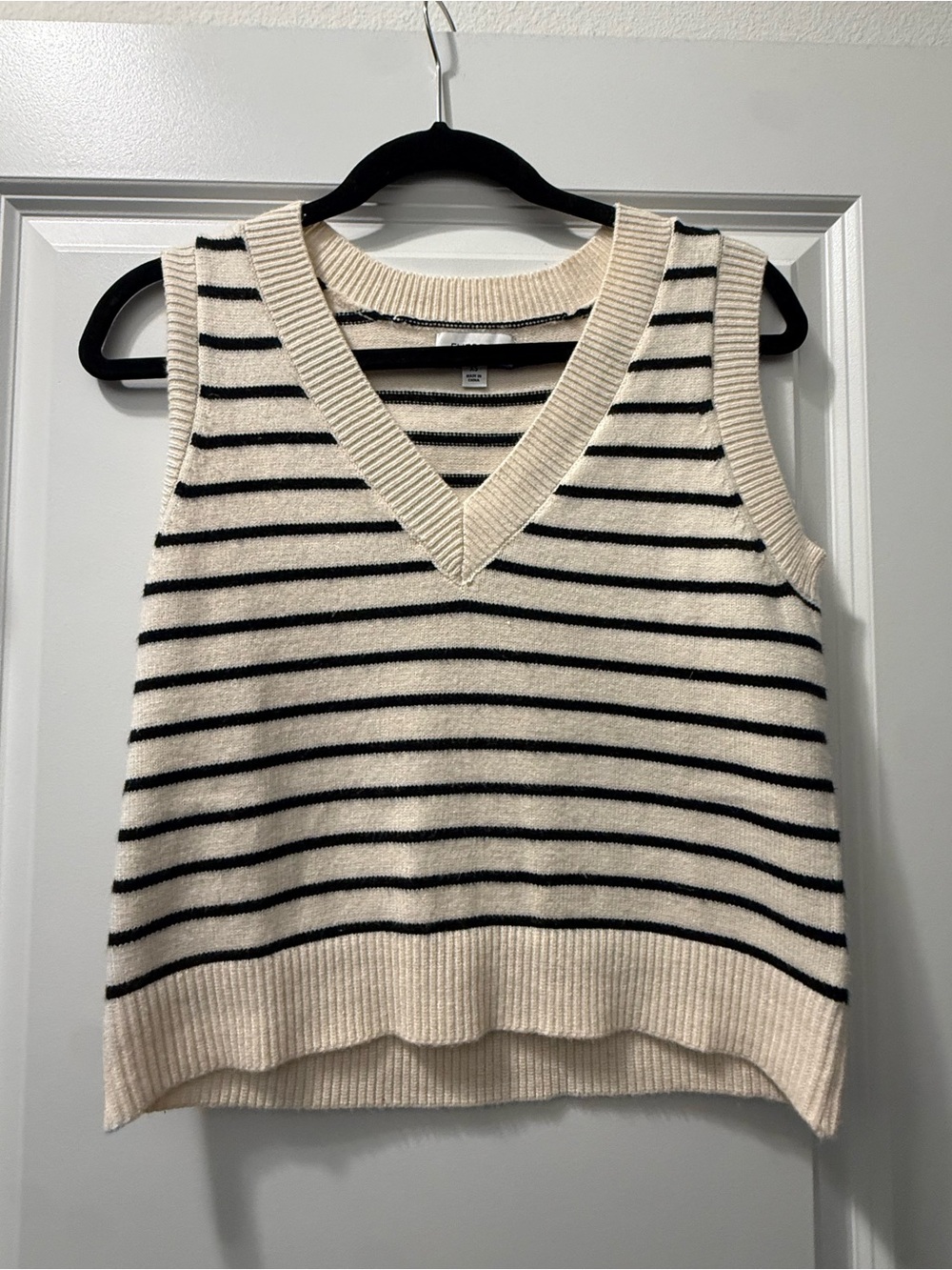 Evereve Striped V-Neck Knit Sweater Vest - Cream/Black
